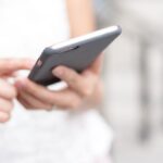 Mobieltje in een hand