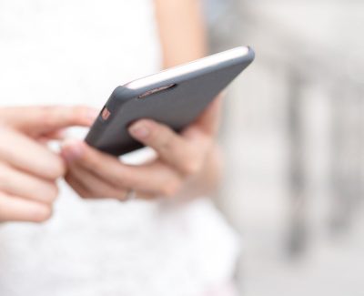 Mobieltje in een hand