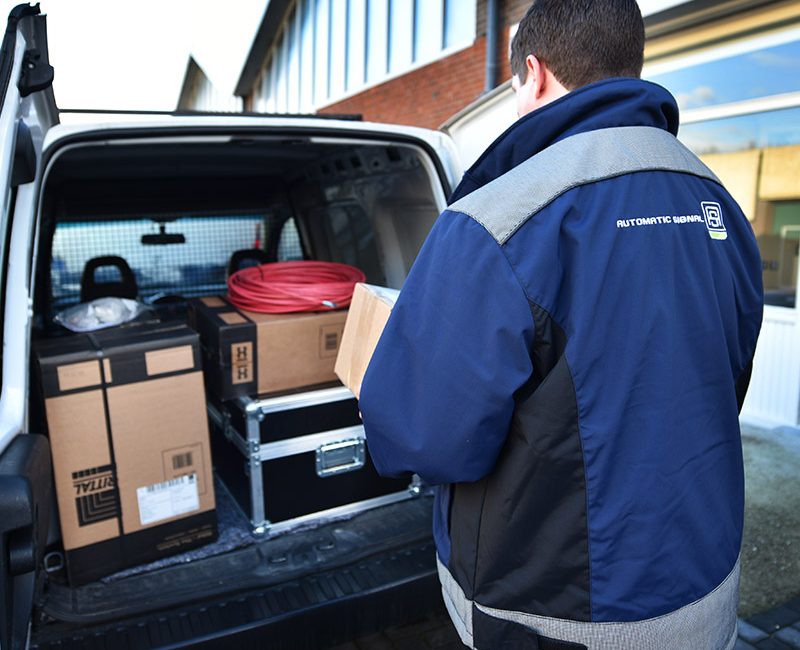 Technicus bij inruimen auto (1)