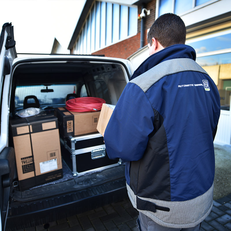 Technicus bij inruimen auto (1)