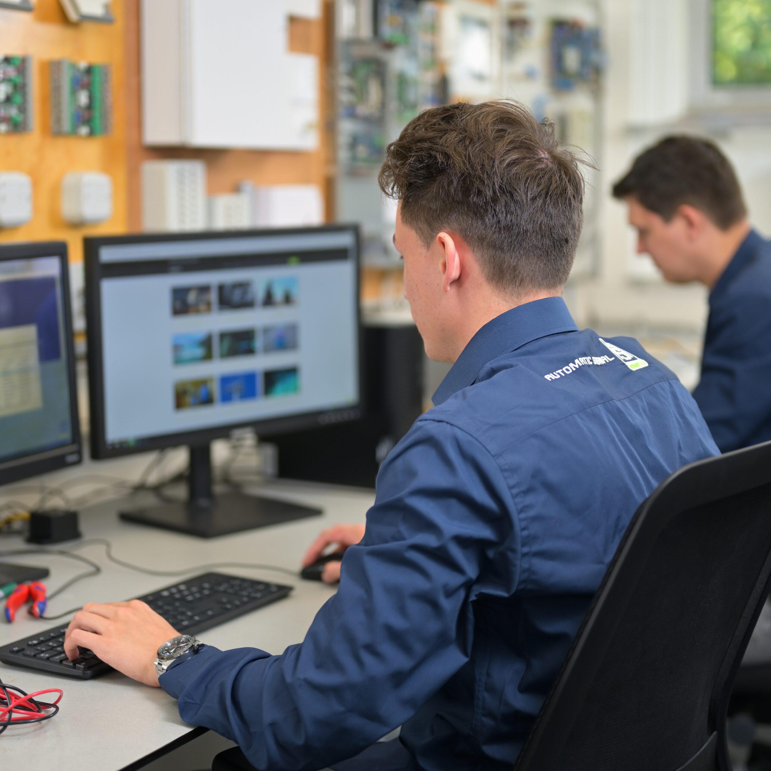 Engineer achter scherm